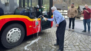 Stolzer «Busbesitzer»: Kaspar Rhyner tauft den Sernftalbus auf seinen Namen.