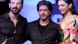 In dem Actionfilm spielen John Abraham (l) und Deepika Padukone (r) an der Seite von Superstar Shah Rukh Khan. Foto: Rajanish Kakade/AP/dpa