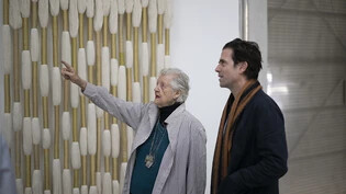 Die amerikanische Künstlerin Sheila Hicks im Gespräch mit Gianni Jetzer, dem neuen Direktor des Kunstmuseums St. Gallen.