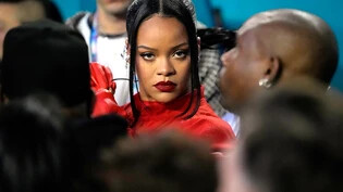 Rihanna vor der Halbzeitshow beim Super Bowl zwischen den Kansas City Chiefs und den Philadelphia Eagles. Nun soll sie auch bei der Oscar-Verleihung singen. Foto: Seth Wenig/AP/dpa