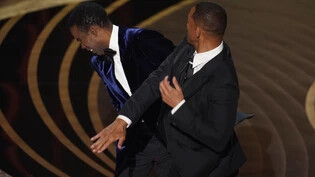 ARCHIV - Will Smith ohrfeigt Moderator Chris Rock - der Tiefpunkt der Oscar-Verleihung im vergangenen Jahr. Foto: Chris Pizzello/Invision via AP/dpa