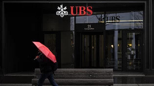 Vom Regen in die Traufe? Der Berner Ökonom Aymo Brunetti sieht die vergrösserte UBS als Gefahr für ein so kleines Land wie die Schweiz. (Symbolbild)