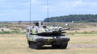 Deutschlands grösster Rüstungskonzern, Rheinmetall, sieht sich auf gutem Weg, um in der Ukraine künftig Panzer, Flugabwehr und Munition herstellen zu können. Darunter ist der neue Kampfpanzer Panther KF51 (Archivbild)