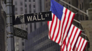 Der Dow Jones Industrial machte am Freitag seine während der Woche eingefahrenen Verluste wieder wett. (Symbolbild von der Wall Street in Downtown Manhattan, New York City)