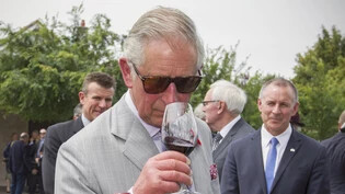 Der heutige britische König Charles probiert einen Wein im Barossa Valley in Australien. (Archivbild)