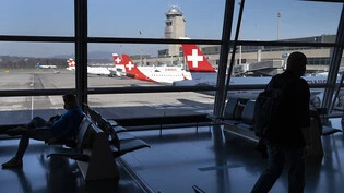 Über den Flughafen Zürich sind im Juni erneut mehr Passagiere als noch vor Jahresfrist gereist. Damit rückt das Niveau von vor der Coronapandemie in Griffweite.(Archivbild)