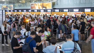 Am Samstag kam es am Flughafen Zürich zu einem hohen Passagieraufkommen, längere Wartezeiten konnten aber laut einer Flughafen-Specherin vorerst verhindert werden.