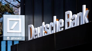 Rechtsstreitigkeiten für Altfälle haben die Deutsche Bank im zweiten Quartal viele Millionen gekostet, das drückte auf den Gewinn. (Archivbild)