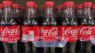 Im zweiten Quartal hat Coca-Cola den Umsatz um sechs Prozent gesteigert. Ein Grossteil des Anstiegs ging allerdings auf höhere Preise zurück (Archivbild)