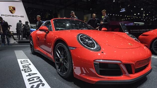 Der Sportwagenbauer Porsche hat im ersten Halbjahr deutlich mehr umgesetzt und verdient. Der Umsatz kletterte um 14 Prozent auf 20,4 Milliarden Euro, der Reingewinn um 10,3 Prozent auf 2,77 Milliarden Euro. (Archivbild)
