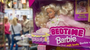 Nach dem Erfolg des "Barbie"-Films stellt sich der Hersteller Mattel auf bessere Verkäufe der traditionsreichen Puppen ein. Mattel erwarte bei Barbie ein Wachstum im zweiten Halbjahr, sagte Firmenchef Ynon Kreiz am Mittwoch (Ortszeit) nach Vorlage von…
