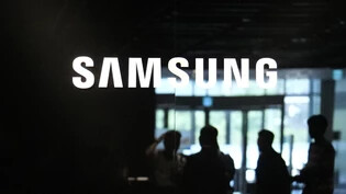 Der südkoreanische Elektronikriese Samsung hat im zweiten Quartal trotz Produktionskürzungen bei Speicherchips einen Gewinneinbruch erlitten. (Archivbild)