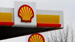 Shell hat im zweiten Quartal wegen der deutlich gesunkenen Gas- und Ölpreise deutlich weniger verdient als vor einem Jahr und auch zum Jahresauftakt. (Archivbild)