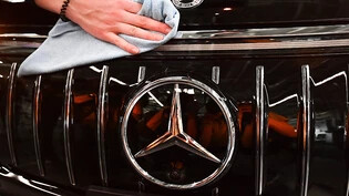 Bei Mercedes-Benz läuft es rund: Der Autobauer hat dank des guten Laufs bei Lieferwagen und Pkw im vergangenen Quartal mehr Gewinn gemacht. (Archivbild)