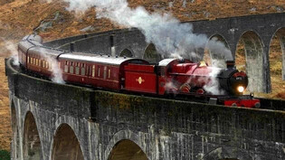 Der Hogwarts Express auf einem Viadukt in Grossbritannien bei einer Fahrt 2007. (Archivbild)