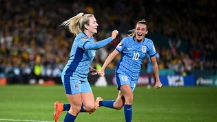 Lauren Hemp feiert ihren siegbringenden Treffer gegen Australien