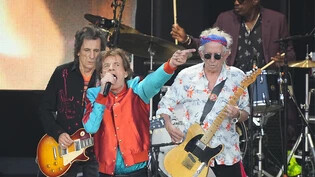 ARCHIV - Ron Wood (l-r), Mick Jagger und Keith Richards von der Band Rolling Stones performen während der Jubiläumstour «Sixty» beim Beginn des Konzerts auf der Berliner Waldbühne. Foto: Soeren Stache/dpa