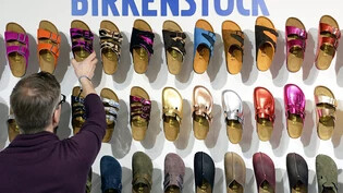 Zurückhaltung beim bekannten Sandalenhersteller: Birkenstock wählt einen vorsichtigen Ausgabepreis für seine Aktie. (Archivbild)