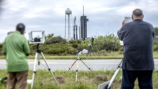 Fotografen bereiten ihre automatischen Kameras am US-Weltraumbahnhof in Florida vor, um den Start der Nasa-Raumsonde "Psyche" festzuhalten.