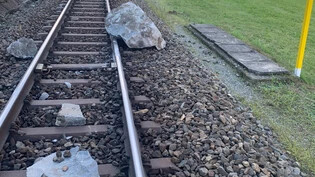 Erdrutsch mit Blockschlag: Grosse Steine trafen die Gleise auf der Bahnstrecke zwischen Pontresina und Tirano.