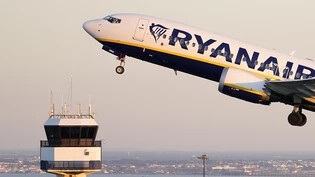 Europas grösster Billigflieger Ryanair will die Aktionäre künftig mit regelmässigen Dividenden am Geschäftserfolg teilhaben lassen.