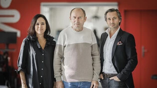 Der Parkinson-Patient Marc (in der Mitte) mit den beiden Neurowissenschaftlern Jocelyne Bloch und Grégoire Courtine. Bei Marc liessen die Gehbehinderungen schnell nach, nachdem ihm die Neuroprothese implantiert wurde.