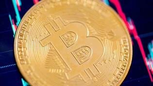Die bekannteste Digitalwährung Bitcoin hatte im Herbst 2021 ihr Allzeithoch von über 60'000 Dollar erreicht, vor einem Jahr lag der Wert eines Bitcoin dann nach dem FTX-Kollaps bei unter 17'000 Dollar. Seither hat sich der Kurs wieder in etwa verdoppelt…