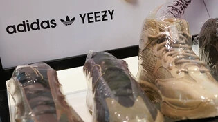 Der konfliktbehaftete Schuh: Adidas stellt den Abverkauf der Yeezy-Produkte des umstrittenen Skandal-Rappers Kanye West vorläufig ein. (Archivbild)