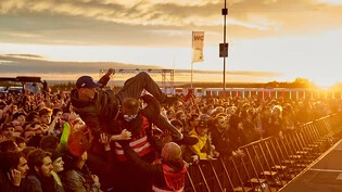 Ein Stagediver liess sich während des Auftritts der us-amerikanischen Alternative-Rock-Band The Smashing Pumpkins vor der Hauptbühne des Open-Air-Festivals "Rock am Ring" über die Köpfe des Publikums tragen. (Archivbild)