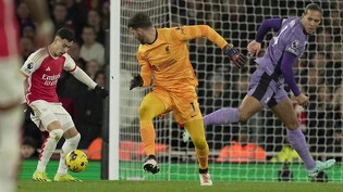Gabriel Martinelli nutzt ein kapitales Missverständnis zwischen Liverpools Keeper Alisson und Virgil van Dijk zum Siegtreffer für Arsenal