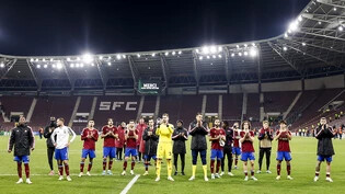 Servettes Spieler bedanken sich für den Support der fast 14'000 Zuschauer im Stade de Genève