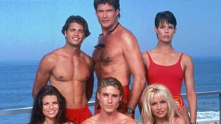 Gute Nachrichten für Fans der Hit-Serie "Baywatch" (Bild): Der US-Sender Fox plant eine Neuauflage der Serie um durchtrainierte Rettungsschwimmer und Rettungsschwimmerinnen in den bekannten roten Badeoutfits. (Archivbild)