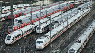 Und wieder soll alles still stehen auf deutschen Schienen. Es folgt der 6. Streik bei der Deutschen Bahn: ab Dienstagfrüh. (Archivbild vom Bahnhof Frankfurt am Main vom 24. Januar 2024)