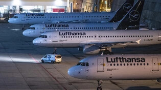 Das Kabinenpersonal der Lufthansa streikt am Dienstag am Flughafen Frankfurt. (Archivbild)