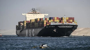Ein Containerschiff der Reederei MSC im Dezember 2023 in Suezkanal. Die Reederei hat ihren Sitz in Genf. (Archivbild)