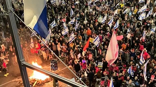 Tausende Menschen haben in Tel Aviv und anderen israelischen Städten gegen die Regierung von Ministerpräsident Netanjahu demonstriert. Foto: Cindy Riechau/dpa