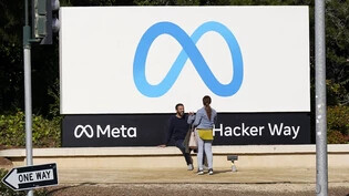 Logo des Facebook-Mutterkonzerns Meta am Hauptsitz im kalifornischen Menlo Park. (Archivbild)