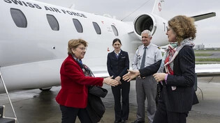 Bundespräsidentin Viola Amherd wird am Montag nach der Landung in Brüssel von der Schweizer Botschafterin bei der EU, Rita Adam, begrüsst.
