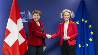 Bundespräsidentin Viola Amherd und Kommissionspräsidentin Ursula von der Leyen wollen die Verhandlungen voranbringen.