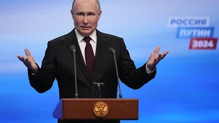 dpatopbilder - Russlands Präsident Wladimir Putin spricht bei einem Besuch in seiner Wahlkampfzentrale nach den Präsidentschaftswahlen. Foto: Alexander Zemlianichenko/AP/dpa