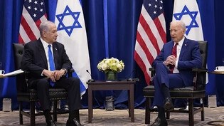 ARCHIV - US-Präsident Joe Biden (r) bei einem Gespräch mit Israels Premierminister Benjamin Netanjahu. Foto: Susan Walsh/AP/dpa