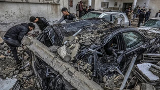 dpatopbilder - Palästinenser inspizieren zerstörte Fahrzeuge nach einem israelischen Luftangriff. Foto: Abed Rahim Khatib/dpa