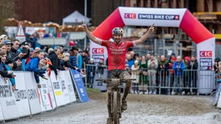 Hände in der Luft: Lars Forster gewinnt das erste Rennen des Swiss Bike Cups.