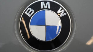 Der Autobauer BMW rechnet im laufenden Jahr mit rekordhohen Investitionen in künftige Modelle und Technik. Das wird voraussichtlich auf den Gewinn drücken. (Archivbild)