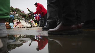 dpatopbilder - Menschen legen Blumen vor der Crocus City Hall nieder. Russland gedenkt an diesem Sonntag mit einem nationalen Gedenktag der Opfer. Foto: Vitaly Smolnikov/AP/dpa