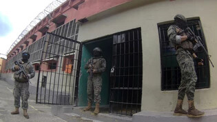 ARCHIV - Soldaten bewachen das Litoral-Gefängnis während einer vom Militär organisierten Pressetour in Guayaquil, Ecuador (Archivbild). Foto: Cesar Munoz/AP/dpa