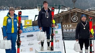 Erfolgreich: Der Engadiner Alec Hirsch (links) freut sich über den 2. Rang im Slalom von Sappada.