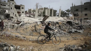 Palästinenser inspizieren die Ruinen eines Wohnhauses nach einem israelischen Luftangriff. Foto: Hatem Ali/AP/dpa