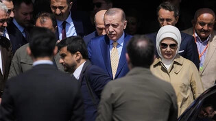 dpatopbilder - Der türkische Staatspräsident und Vorsitzende der AKP-Partei, Recep Tayyip Erdogan, Mitte, verlässt nach der Stimmabgabe für die Kommunalwahlen ein Wahllokal. Foto: Khalil Hamra/AP