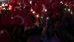 Anhänger der Republikanischen Volkspartei (CHP) versammeln sich zum Feiern vor dem Rathaus. Foto: Khalil Hamra/AP/dpa